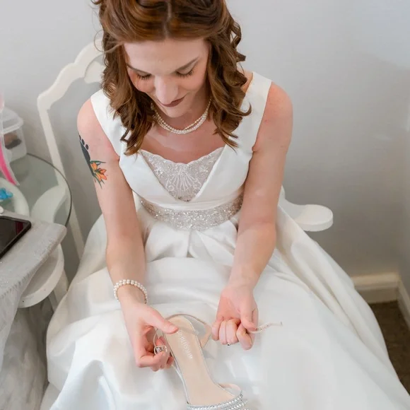Elegant White Sleeveless Dress - Picture 1 of 1